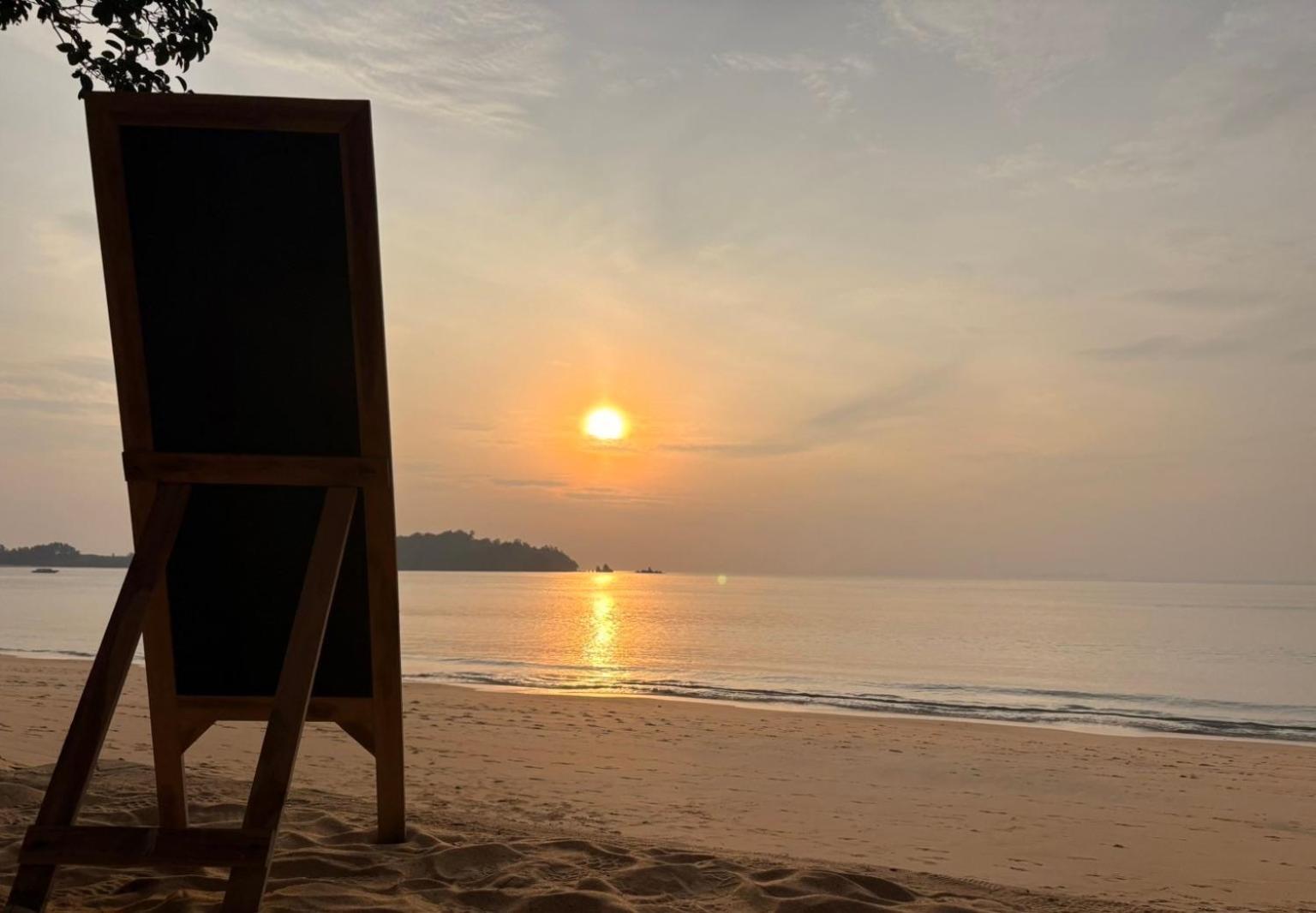 Sunny Cove Beach Resort Koh Phayam Ranong Exteriör bild