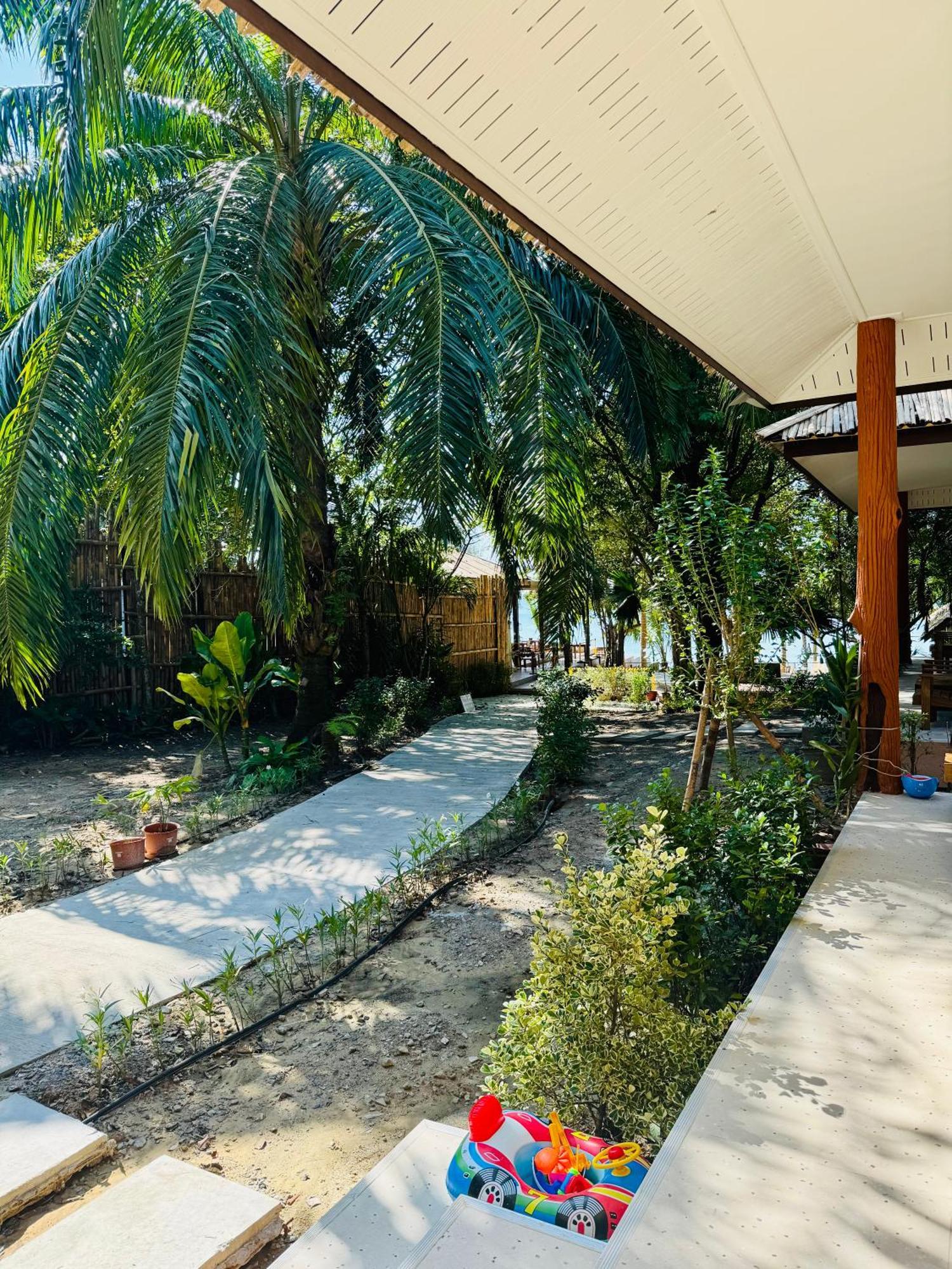 Sunny Cove Beach Resort Koh Phayam Ranong Exteriör bild