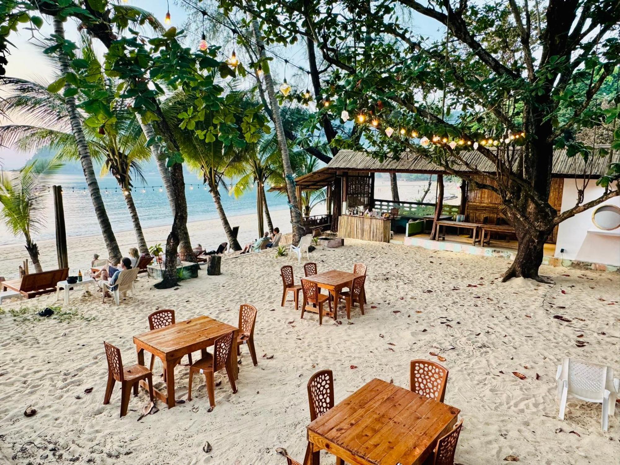 Sunny Cove Beach Resort Koh Phayam Ranong Exteriör bild