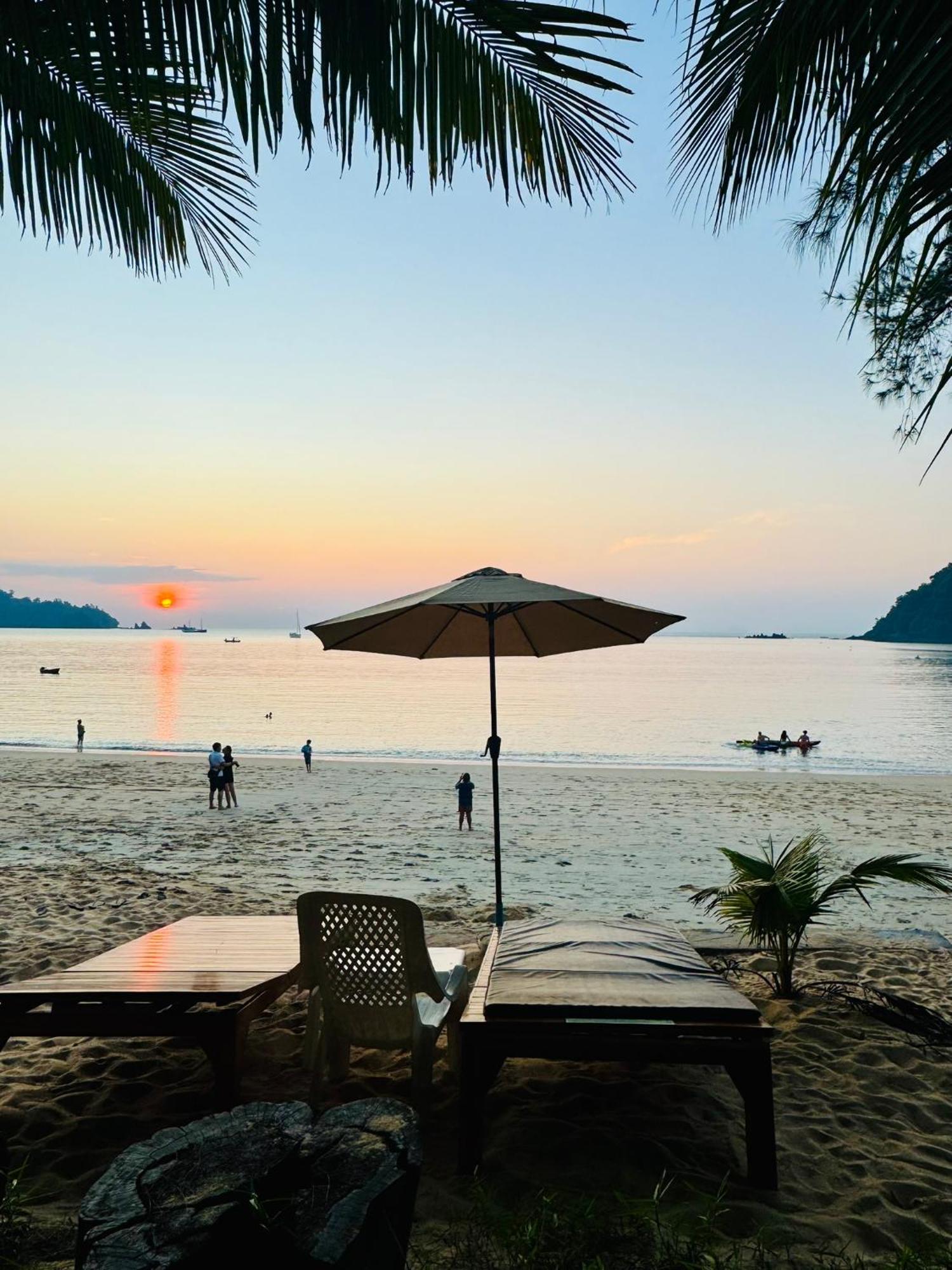 Sunny Cove Beach Resort Koh Phayam Ranong Exteriör bild