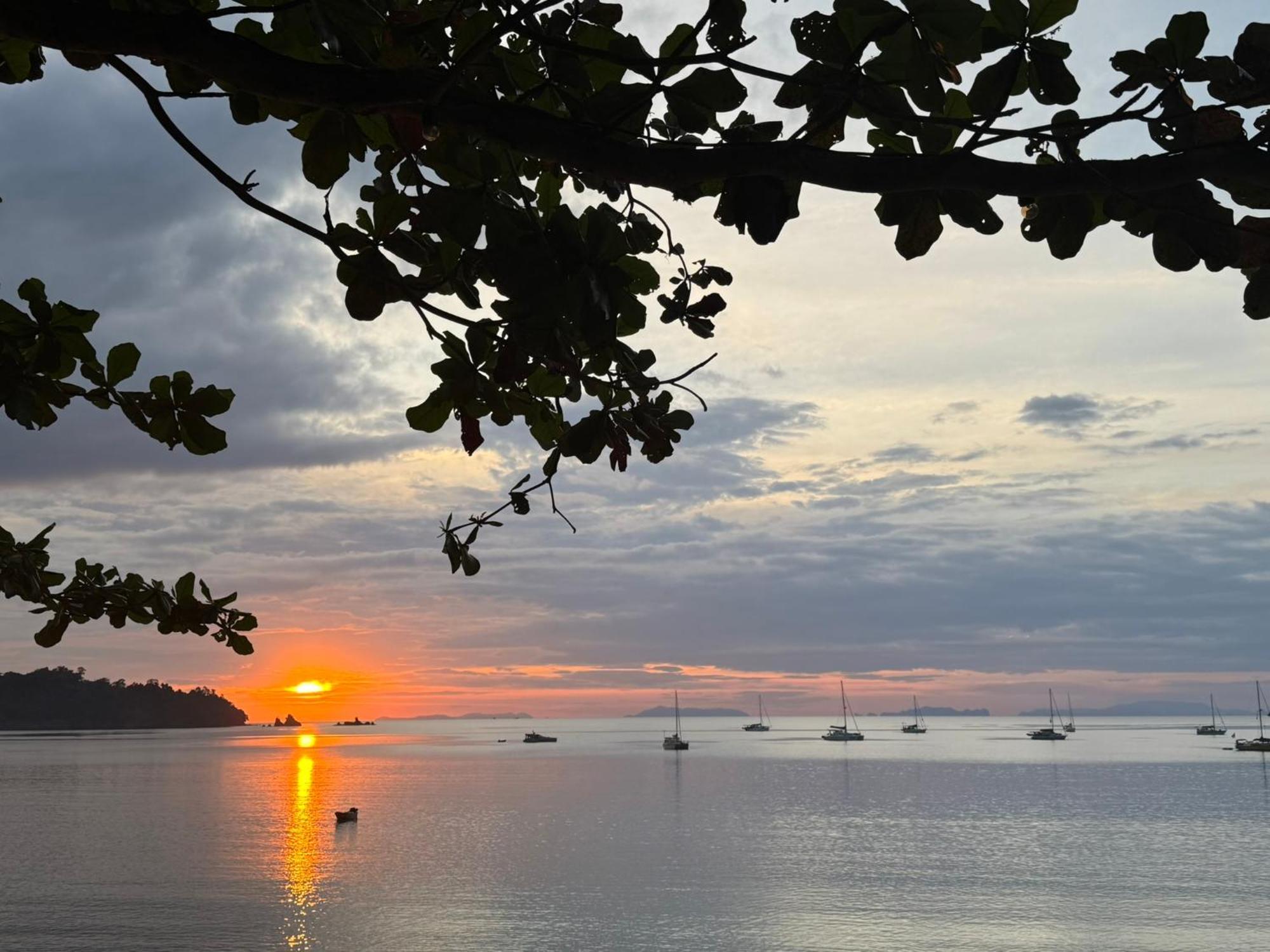 Sunny Cove Beach Resort Koh Phayam Ranong Exteriör bild